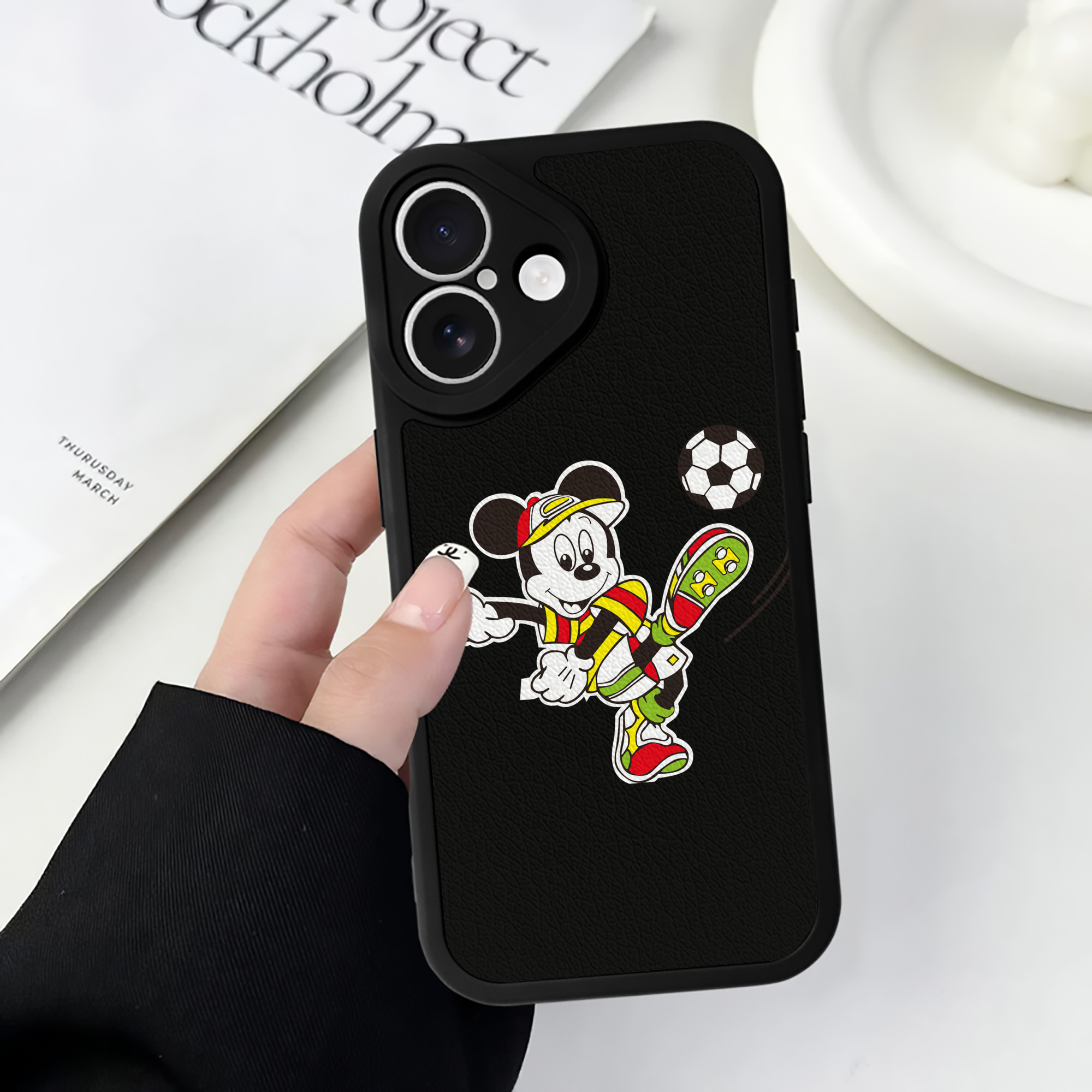 （画像用） ミッキーマウス Mickey Mouse 【iPhone 16シリーズ対応】シリコンスマホケース（レザー調） 材質：シリコン